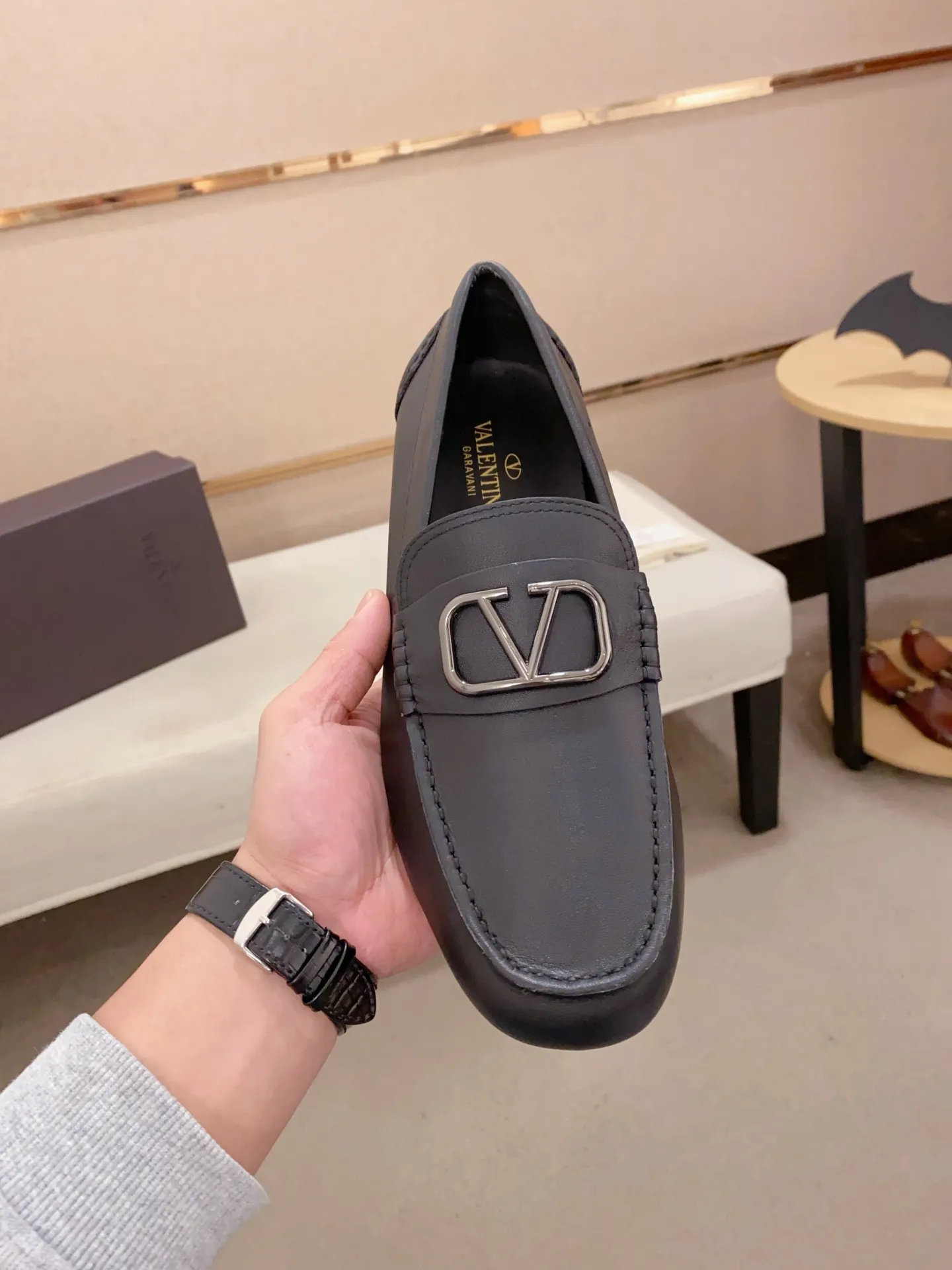 Men's shoes💰: 680💰VALENTINO, made of imported cowhide with imported water-dyed cowhide lining, iconic hardware and iconic wear-resistant outsole. 38-44. 45 VALENTINO packaging can be customized to enjoy the brand’s iconic product packaging